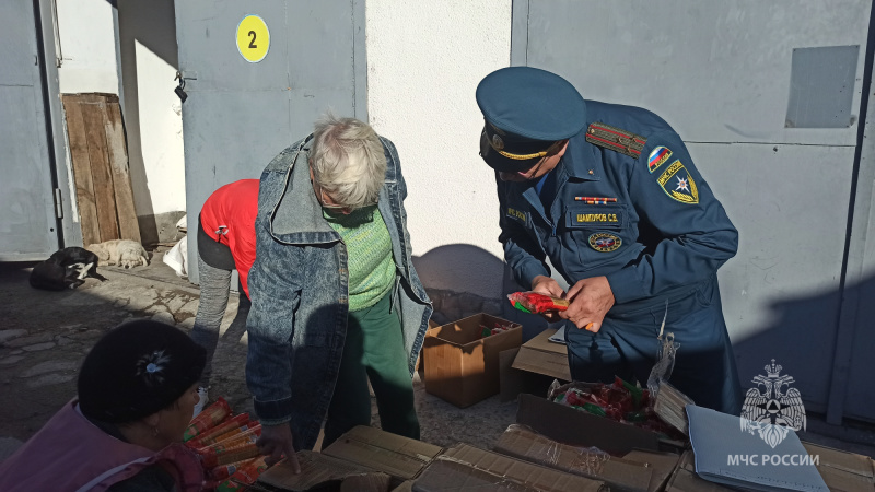 Специалисты МЧС России доставили более 20 тонн гуманитарной помощи в Херсонскую область