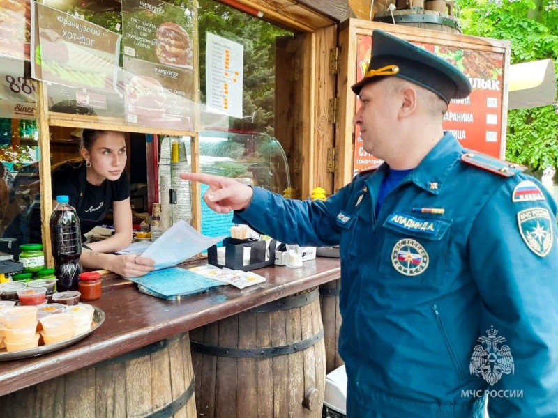 В праздничные дни сотрудники МЧС России усиливают рейдовые мероприятия