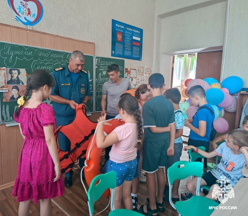 На воде будь осторожен: уроки безопасности от инспекторов ГИМС для школьников