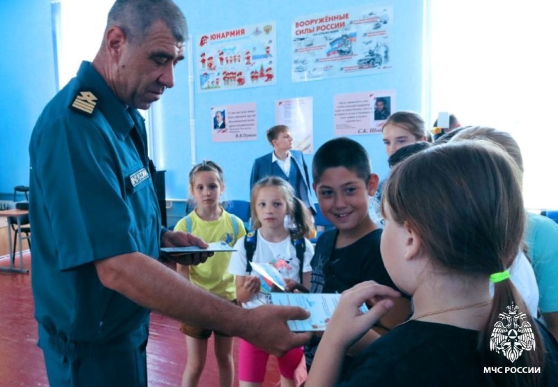 На воде будь осторожен: уроки безопасности от инспекторов ГИМС для школьников