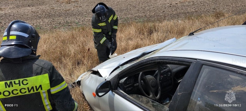 Пожарно-спасательное подразделение Херсонской области ликвидировали  последствия ДТП в Новотроицком муниципальном округе