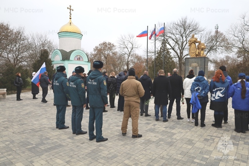 Сотрудники регионального МЧС России почтили память павших Героев в День Неизвестного солдата